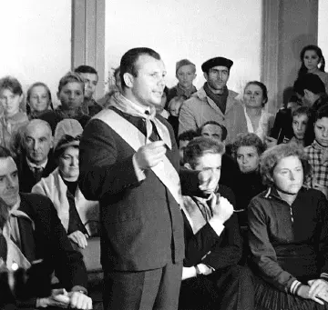 Выступает Юрий Алексеевич Гагарин Справа налево Юрий Гагарин Владимир - фото 5