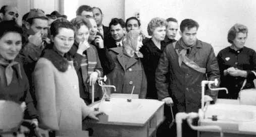 Космонавты и жены Ю Гагарина и В Комарова в жилой комнате пионерлагеря - фото 9