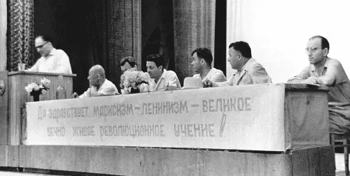 Идет научная конференция 2й справа П П Измайлов рядом с ним И И - фото 30