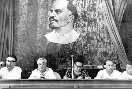 В президиуме краевой конференции Общества Знание Слева направо Г И - фото 31