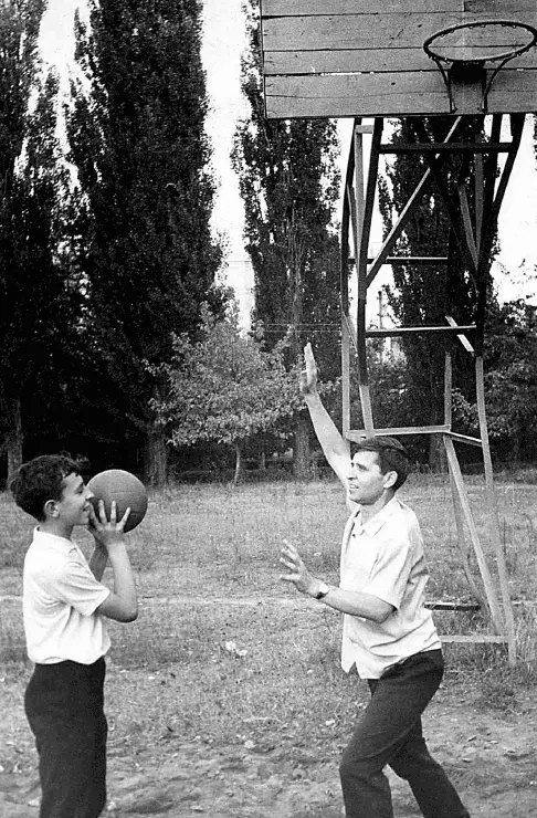 В редкий выходной КИНО в Смоленском доме отдыха на Днепре 1973 год - фото 59