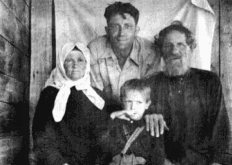 Михаил Алексеевич КИТАЕВ на заднем плане с родителями Михаил Алексеевич и - фото 76