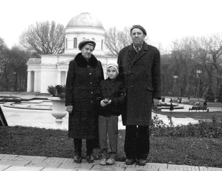 МА и Т С Китаевы с внуком Анатолий Иванович и Лидия Максимовна Мельчины - фото 79