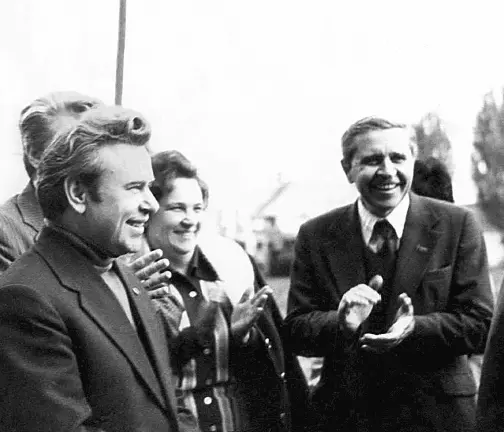В станице Брюховецкой Слева направо А А ВЛАСЕНКО первый секретарь - фото 98