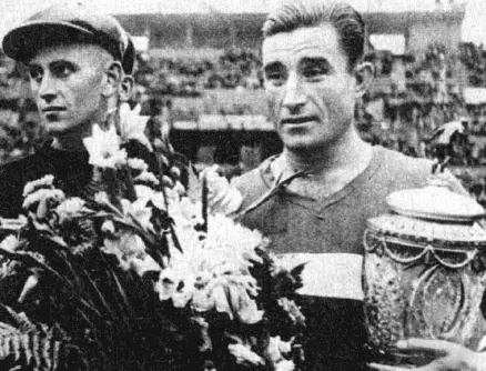 Московский Спартак чемпион СССР и обладатель Кубка Справа капитан команды - фото 114