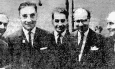 Справа налево писатель Лев КАССИЛЬ Александр и Андрей СТАРОСТИНЫ Вадим - фото 118
