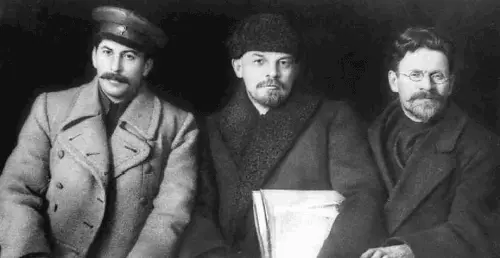 Справа налево М И Калинин Председатель ВЦИК РСФСР В И Ленин - фото 163
