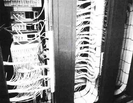 Рис 1311 Проводка кабелей для крупной системы может стать творческой задачей - фото 456