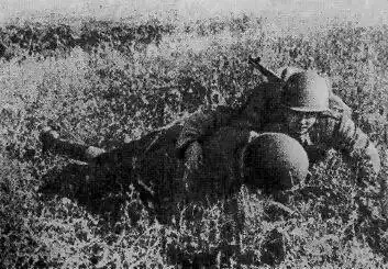 Медицинская сестра Н Побережняк выносит раненого с поля боя 1941 - фото 11