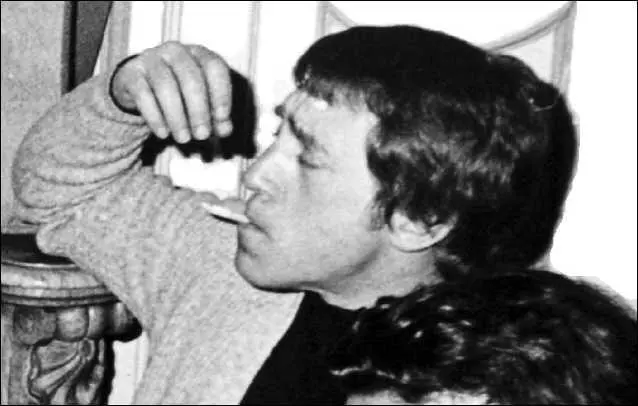 Владимир Высоцкий на прессконференции в Марселе Декабрь 1977 г Справа от - фото 26