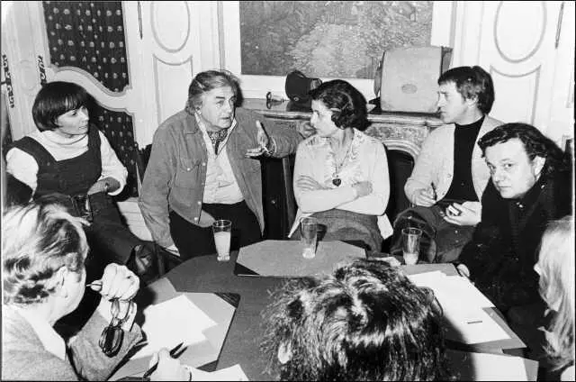 Владимир Высоцкий на прессконференции в Марселе Декабрь 1977 г Справа от - фото 27