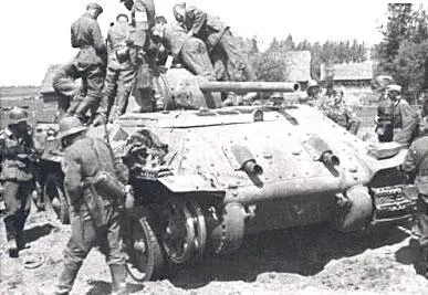 Фашисты рассматривают подбитый танк Т34 Убитые советские пулеметчики 8 - фото 542