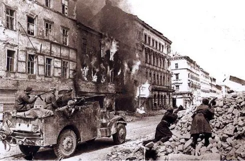Бои на улицах Берлина 1945 г Уличные бои при взятии Берлина в мае 1945 г - фото 12