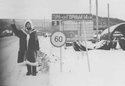 Во всей Эвенкии есть ровно 14 км асфальтовых дорог Это дорога из Туры к - фото 54