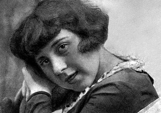 Эстер Русакова Она же слева с сестрой 1920е Маленький Даня Ювачев - фото 47
