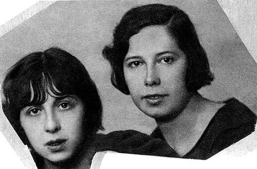 Она же слева с сестрой 1920е Маленький Даня Ювачев молился подражая Папе - фото 48