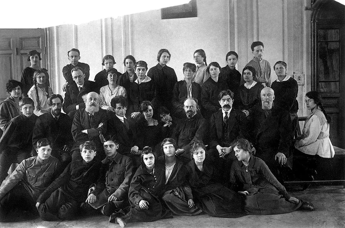 Петроградская 10я трудовая школа им ЛД Лентовской Выпуск 1921 г 20я - фото 58