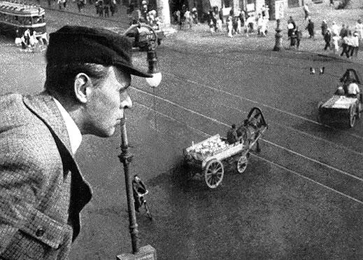 Даниил Хармс на балконе Дома книги Фотография Г Левина 1930е Читая - фото 117