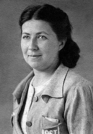 Марина Малич после депортации в Германию 19431945 гг В середине и второй - фото 212