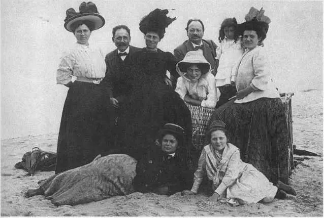 В центре в белой шляпе Лиля слева от нее родители 1906 год 1924 - фото 4