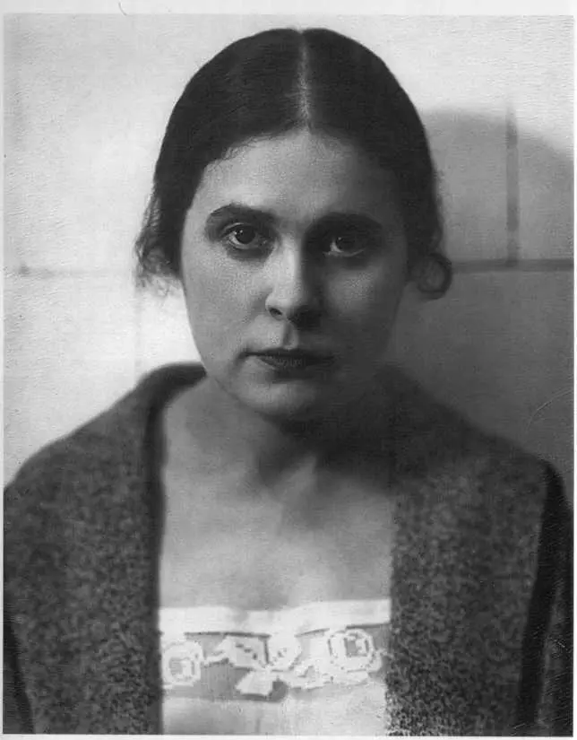 1924 год Фото А Родченко 1922 год С Владимиром Маяковским 1915 год - фото 6