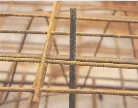 Верхние концы отдельных стальных прутьев маркируют верхнюю поверхность - фото 61