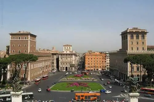 Пьяцца Венеция слева Палаццо Венеция Памятник ВикторуЭммануилу Если - фото 40
