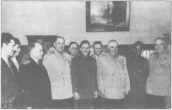 Военная делегация Кубы во главе с Р Кастро у РЯ Малиновского 7 июля 1962 - фото 115