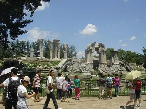 Руины парка Юаньминъюань напоминают китайцам о варварстве просвещенных - фото 11