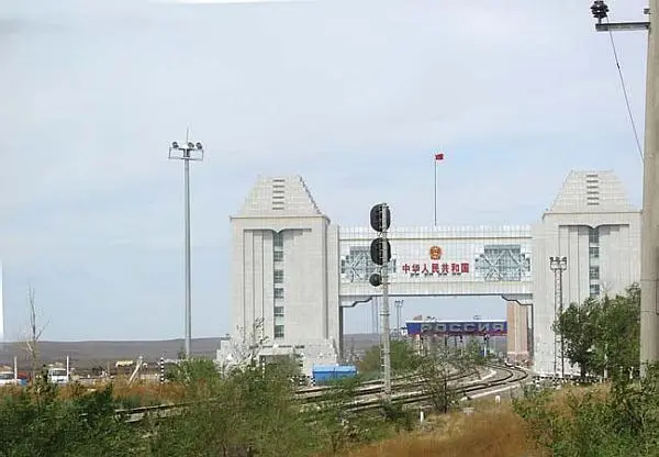 Здесь граница соединяет а не разъединяет Станция переходит в город В - фото 122
