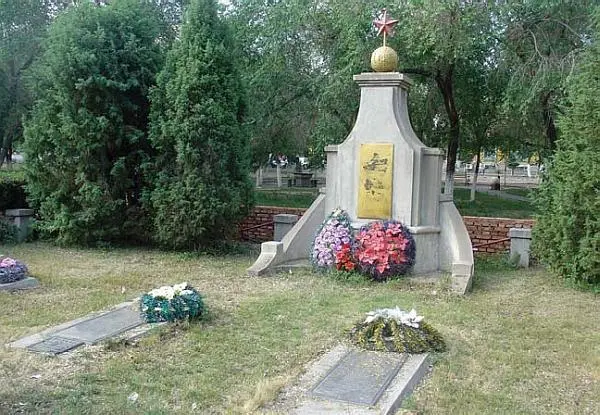 В 1945м здесь погибли первые советские солдаты освободители Китая от - фото 124