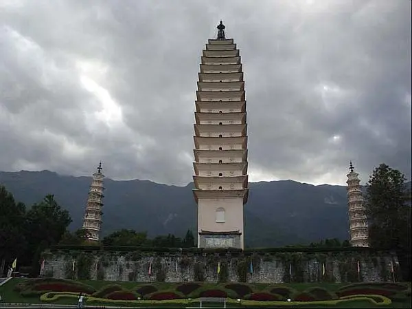 Древние пагоды царства Дали в провинции Юньнань Пагода храма Фосянгэ в парке - фото 181