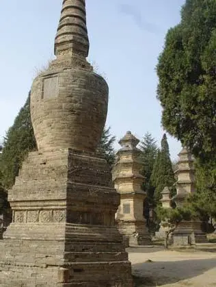Ступы в храме Шаолиньсы Ступы в Музее резьбы по камню в Пекине Пагода в - фото 184