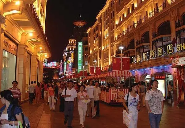 Улица Наньцзинлу хороша ночью В наши дни дневной променад по ВайтаньБунду - фото 25