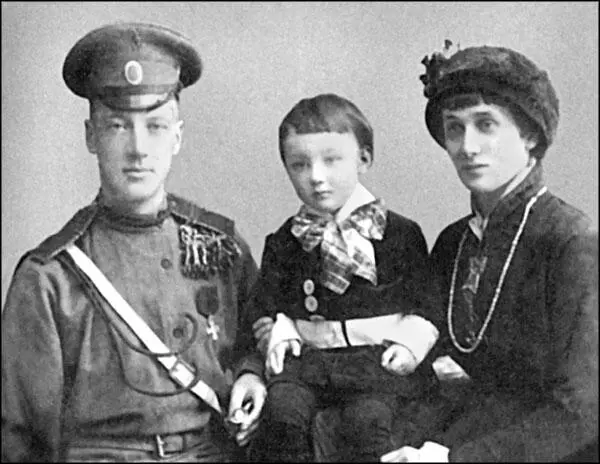 Николай Гумилев и Анна Ахматова с сыном Львом На роль самой последней любимой - фото 25