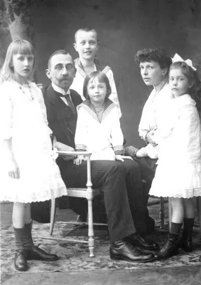 Лев Зиновьев с семьей фото 1914 года Фото из семейного архива Себастьяна - фото 102