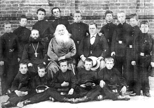 Священник Алексей Колоколов с воспитанниками духовного училища Останки отца - фото 171