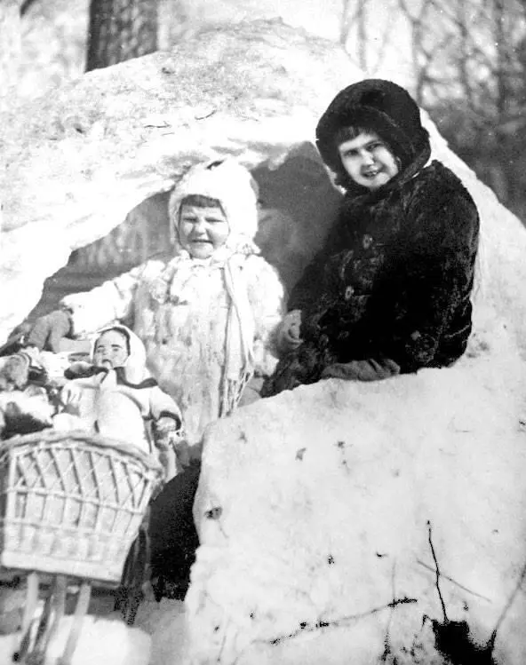 Снежный дом в котором детей ждал Дед Мороз Фото 1940 года из семейного - фото 89