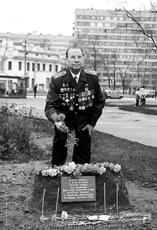 У закладного камня памятника славы мужеству героизму ленинградцев Фото мая - фото 108