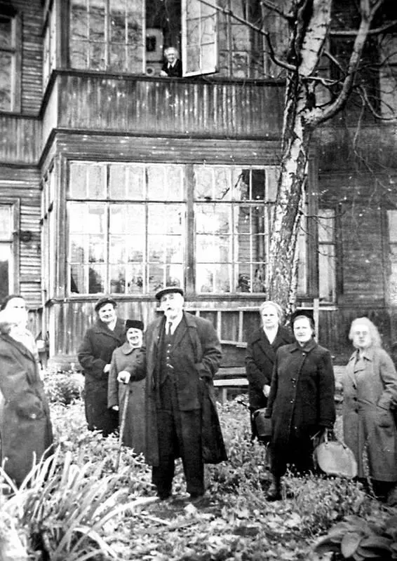 ВА Трофимов с бывшими воспитанниками Фото 1960х годов из семейного архива - фото 116