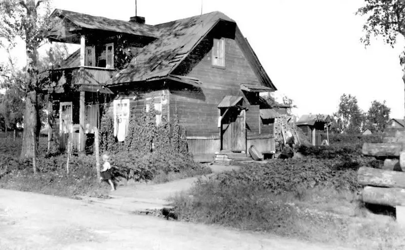 Дом AC и ПЛ Веденисовых на Суворовской улице 7 Фото сделано 4 июля 1948 - фото 131
