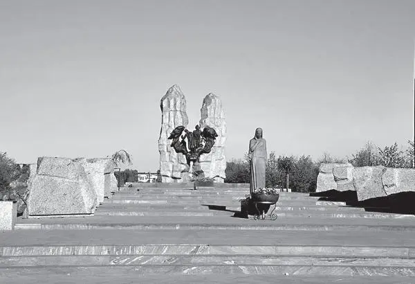 Памятник воинаминтер националистам в парке Интернационалистов Фото Дениса - фото 105