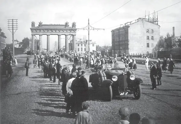 Участники Всесоюзного автопробега у Московских ворот 18 августа 1925 г Под - фото 143