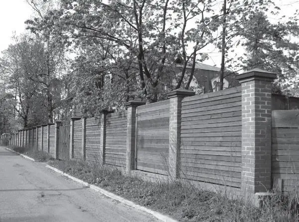 Прежние уютные озерковские и шуваловские улочки в последние годы превратились в - фото 172