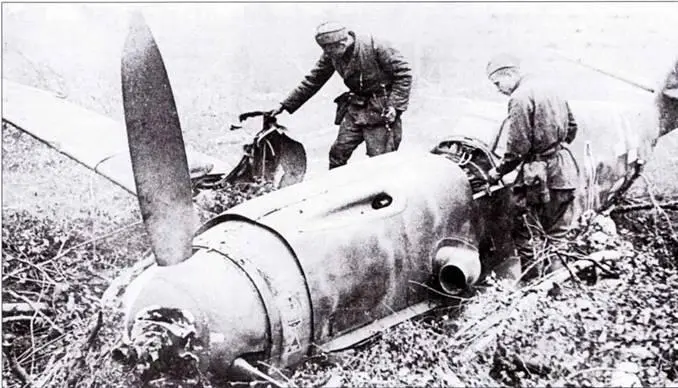 Советские солдаты осматривают обломки Bf 109F2 Черная 1 на котором был - фото 120