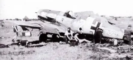 Механики работают с Bf109F2 на котором летал лейтенант МаксГельмут - фото 124