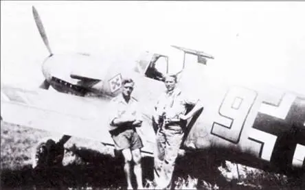 Унтерофицер Альфред Гриславски на фоне своего Bf 109F4 Желтая 9 ни котором - фото 135