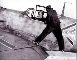 Бекх готовится вылететь в боевой вылет зимой 194041 годов Обратите внимание - фото 142