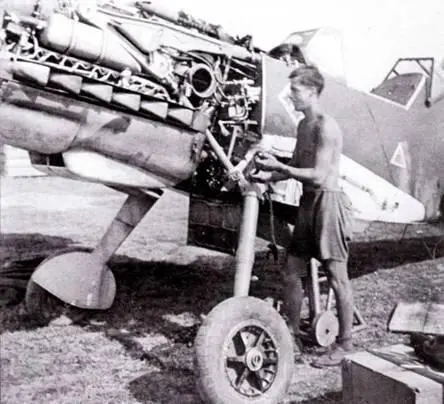 Механик Ганс Брехт из 8JG 52 обслуживает истребитель Фотография сделана в - фото 152