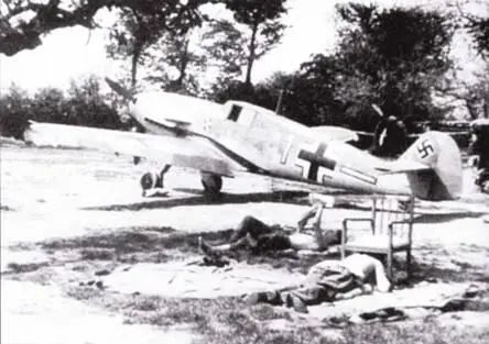 Bf 109F2 Желтая 1 сфотографирован в Мончи Бретон Франция в мае 1941 года - фото 4
